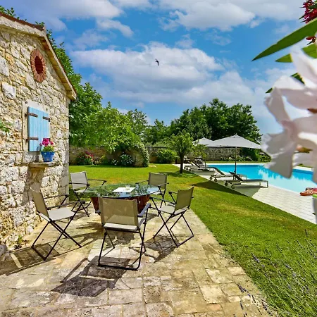 Glicinia By Interhome Babici